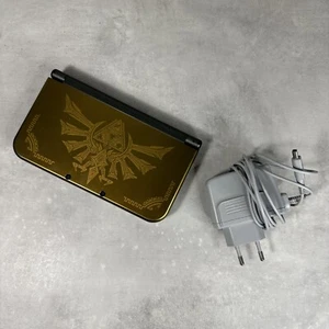 NEW NINTENDO 3DS XL The Legend Of Zelda HYRULE Edition CONSOLE Oro + Caricatore - Imagen 1 de 16