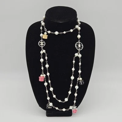 Collar vintage Chanel CC perlas cuentas tono plata esmalte dijes 2003 03S 41" Foto 1 de 4