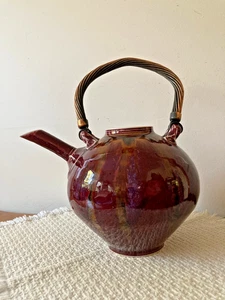 Vintage Kunst Porzellan 8 Tassen Teekanne mit gedrehtem Kupfergriff weinrot mit Ocker Flash - Bild 1 von 11