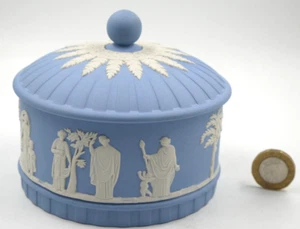 BEAUTIFUL WEDGWOOD BLUE JASPERWARE LARGE POWDER TRINKET BOX DOMED LID POT - Picture 1 of 3