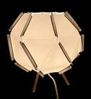 Lampe de table IKEA Sjopenna - abat-jour géométrique en plastique blanc pieds en bois