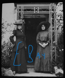 EDWARDIAN LADIES IN DOORWAY C1904 Magic Lantern Slide PHOTO SOCIAL HISTORY - Imagen 1 de 5