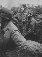 WWII photo Wounded German paratroopers in a trench during a battle in Italy 74i