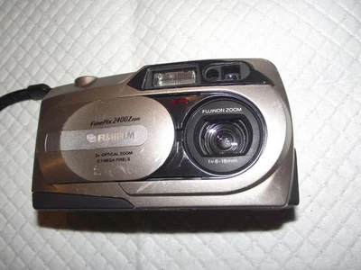 CÁMARA DIGITAL FUJIFILM FINEPIX 2400 ZOOM, 2,1 MP. Foto 1 de 4