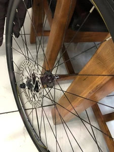 Rueda de disco delantera negra 700c bicicleta de carretera y neumático 700 x 28 - Imagen 1 de 9