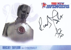 THE NEW AVENGERS 2025 - ROCKY TAYLOR (CYBERNAUT) AUTOGRAPH CARD RT1 - Foto 1 di 1