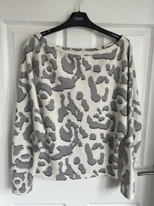 Ladies Grey Mix RIVER ISLAND Long Batwing Sleeve Animal Print Top - Size Small - Picture 1 of 14