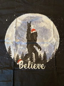 NEW Christmas Bigfoot Believe Sasquatch In Moon T-Shirt Medium - Bild 1 von 3