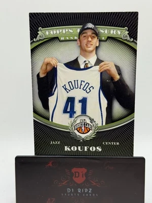 2008-09 Topps Treasury - Kosta Koufos #120 (RC) Foto 1 de 2