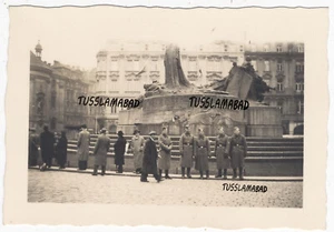 Prag Soldaten vor Denkmal Stadt Häuser 2 WK Tschechischen Republik - Bild 1 von 2
