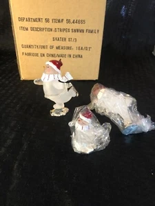 De colección Department 56 Patinaje Muñeco de Nieve Familia Juego de 3 Piezas NUEVO EN CAJA Bufandas a Rayas - Imagen 1 de 6