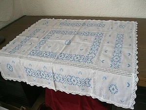 Kleine Tischdecke 88 x 92 cm Handarbeit hellblaue Stickerei Hohlsaum Lochmuster - Bild 1 von 3