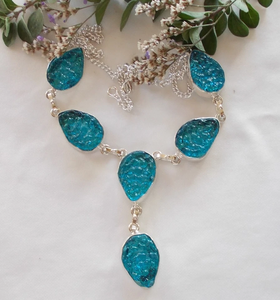 Collana in argento tibetano 925 con gemme di moldavite da lab. (CO28/I) - Immagine 1 di 1