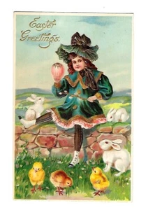 Tarjeta postal de Pascua de 1909 niña sosteniendo huevo grande con pollitos y conejos en relieve - Imagen 1 de 2