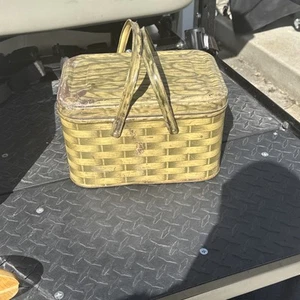 Vintage Picknickkorb aus Metalldose mit Griffen geflochtenes Rattanmuster - Bild 1 von 10