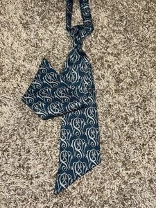 Disney Cast Member Blue & White Patterned Bow Tie Female Emporium Employee - Picture 1 of 13