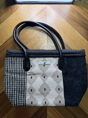 Bolsa de mão Isabellas Journey cores preta e bege 12 1/2" X 9" linda - Imagem 1 de 4
