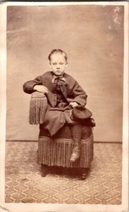 Junge im Stuhl mit ausgefallener Kleidung und Hut, CDV-Foto, um 1860, #2141 - Bild 1 von 2