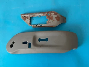 2005-2013 C6 Corvette RH POWER SEAT SWITCH BEZEL AND BRACKET GM used - Foto 1 di 1