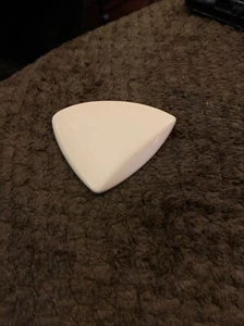 Spilla vintage triangolo bianco 2,75x2 anni '60 - Foto 1 di 4