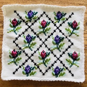 Vintage fertiger Kissenbezug Nadelspitze rosa lila grün Blumen weiß Handarbeit - Bild 1 von 8