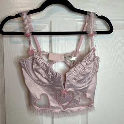 Bralette de satén adornado con corazón rosa For Love & Lemons Foto 1 de 4