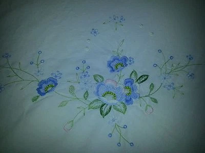 CAPA DE EDREDOM VINTAGE ALGODÃO QUEEN SIZE BORDADA À MÃO COM FLORES AZUIS  - Imagem 1 de 4