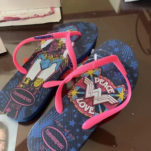 NEW HAVAIANAS DC COMIC WONDER WOMAN PEACE LOVE FLIP FLOPS SANDALS US 3/4 YOUTH - Picture 1 of 3