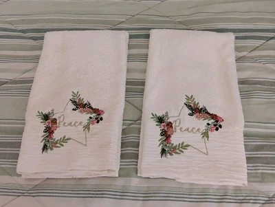 Juego de 2 toallas de mano de baño Glitz + Glimmer bordadas de Navidad beige Foto 1 de 4