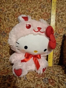 Hello Kitty aus rundem und rosa Hasenanzug. - Bild 1 von 4