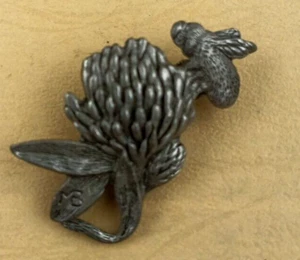 Broche Firmado MB Marjolein Bastión Abeja Sobre Flor Peltre Vintage - Imagen 1 de 2