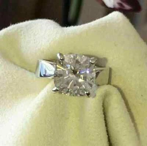 Anillo de compromiso solitario moissanita corte redondo de 3 quilates chapado en oro blanco de 14 quilates - Imagen 1 de 3