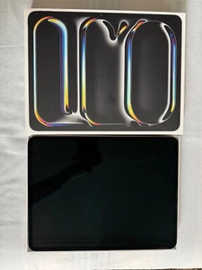 Apple iPad Pro 2024 13" M4 Solo Wifi 256GB Tablet NERO SIDERALE MVX23 - Foto 1 di 1