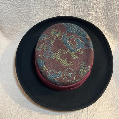 De Colección Whittall & Shon Tapiz de Lana Estampado Floral Sombrero EE. UU. Negro/Cuerda de Mentón Foto 1 de 4