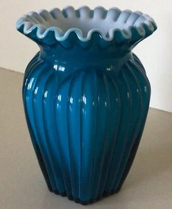 FENTON ~ Jamestown Collection ~ Vintage 5" gerippte Überfang Glasvase ~ USA - Bild 1 von 6