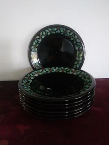 SET OF 7 DUNOON CAROLINE BESSEY HOLLY SALAD PLATES GREEN HOLLY BERRIES BLACK - Picture 1 of 6