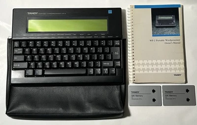 Procesador de textos portátil Tandy WP-2 modelo 26-3930 - manual, estuche, tarjeta de memoria 32K Foto 1 de 4