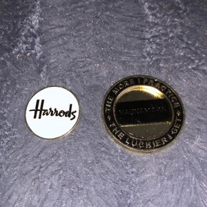 Marcador de pelotas de golf vintage blanco Magnamark Harrods coleccionable de metal y esmalte raro - Imagen 1 de 7