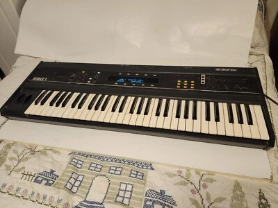 Teclado sintetizador de onda digital Ensoniq ESQ-1 de colección se enciende pero no probado Foto 1 de 4