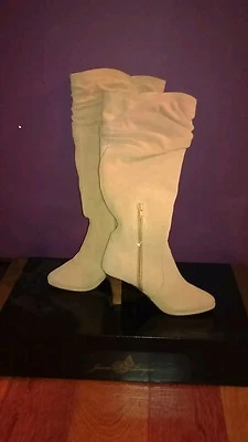 BOTAS DE TACÓN ALTO HOLGADAS DE GAMUZA TOSTADA JOAN BOYCE (NUEVAS) 5.5  Foto 1 de 2