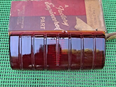 1946 1947 1948 DeSoto Deluxe Custom S11 NOS MoPar LÁMPARA DE PARADA CENTRAL TRASERA LENTE Foto 1 de 2