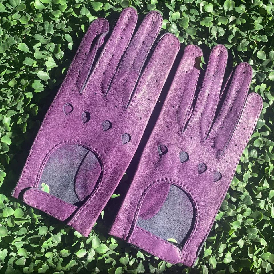 Guantes de cuero suave morados vintage de mediados de siglo con detalles recortados de lágrimas Foto 1 de 4