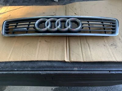 AUDI A6 1998-2001 - Rejilla capó superior 4B0853651A Foto 1 de 4