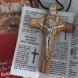 Croce in legno di ulivo con crocifisso metallico senza collo fatta a mano in terra santa - Foto 1 di 7