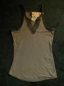 Nuevo con etiquetas ~ Top sin mangas a rayas grises ~ Talla M junior ~ Venta al por menor $26 ~ por SO - Imagen 1 de 1
