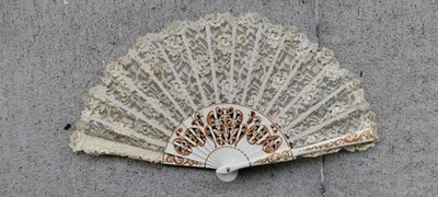 Винтажный ручной складной вентилятор на шнуровке цвета слоновой кости с золотыми блестками и акцентами, Япония, PO! - Изображение 1 из 4