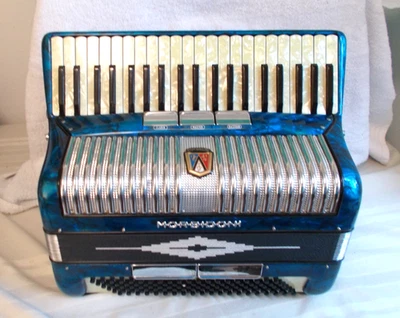 Acordeón Morbidoni Azul 2/4 Cañas 120 Bajo Acordeón Bonito Ligeramente Usado Estado. Foto 1 de 4