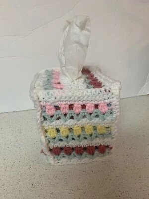 Cubierta de caja de pañuelos rosa rosa amarillo flores de tulipán acogedora nueva con hojas verdes  Foto 1 de 4