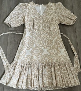 Calvin Klein Kleid Puffärmel Bindegürtel Rüschensaum Damen 8 beige weiß abstrakt - Bild 1 von 10
