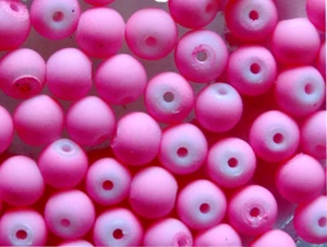 CLEARANCE 100 Neon Pink Rubberised Glass Round Beads 6mm - Picture 1 of 1